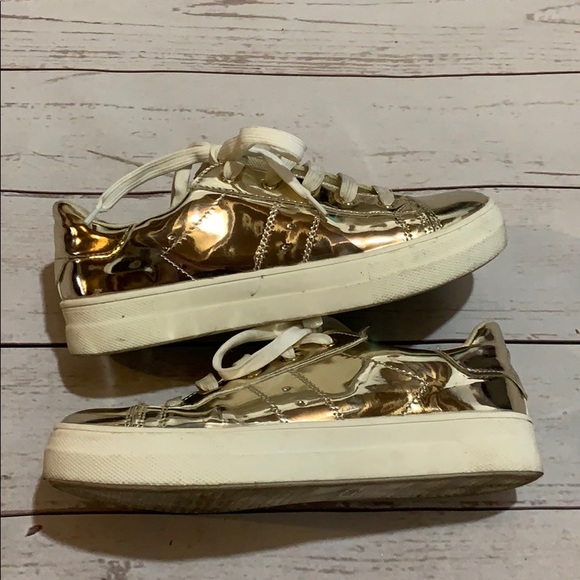 girls gold tennis shoes